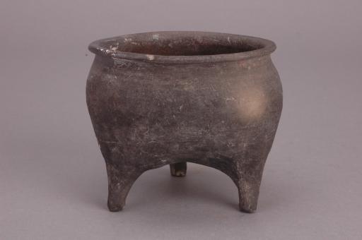 春秋时代鼓腹矮裆柱状足夹砂黑陶鬲