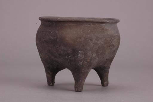 春秋时代鼓腹矮裆柱状足夹砂黑陶鬲