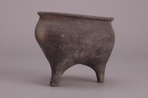 春秋时代鼓腹矮裆柱状足夹砂黑陶鬲