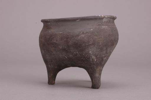春秋时代鼓腹矮裆柱状足夹砂黑陶鬲