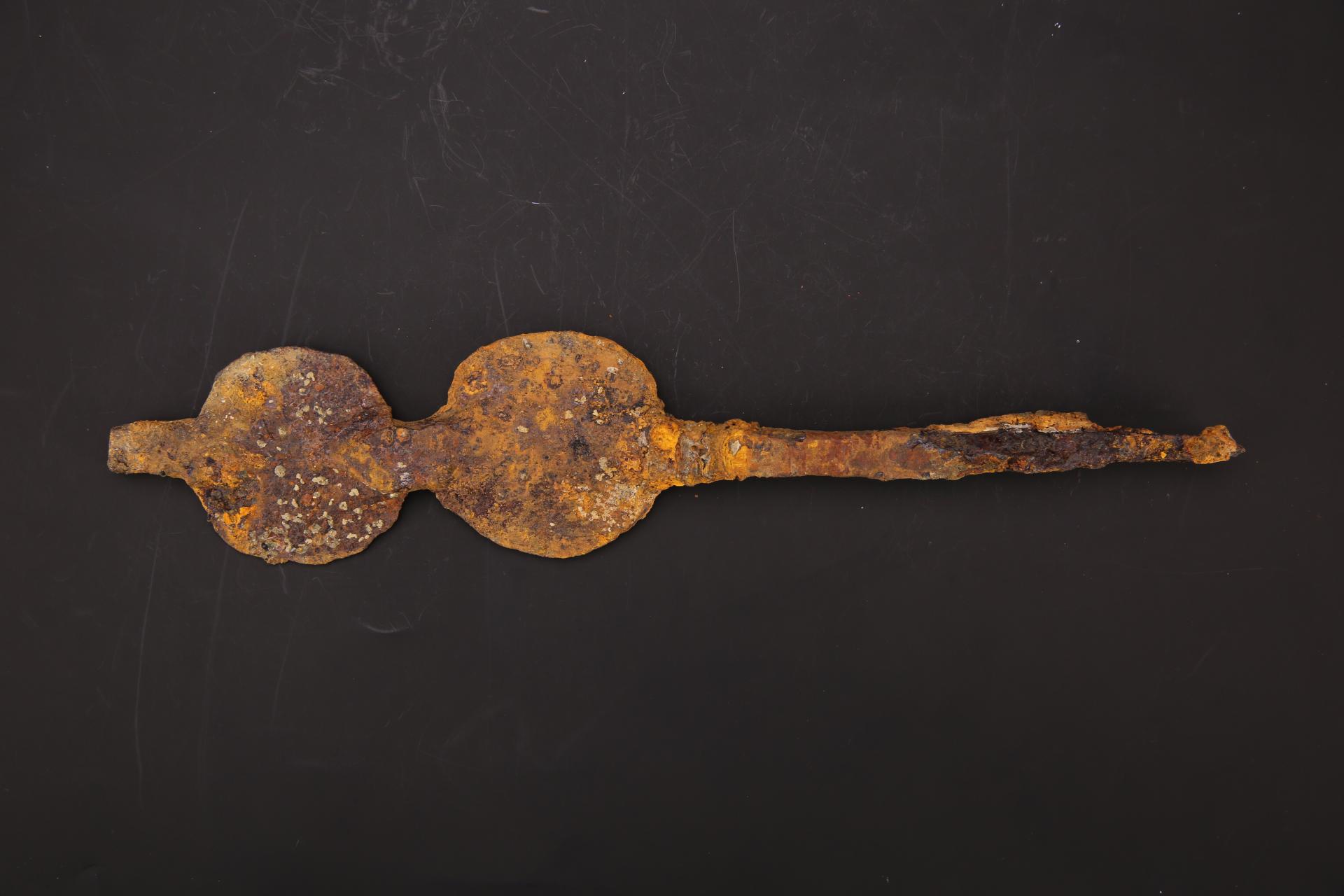 明圆饼状柄铁锥形器