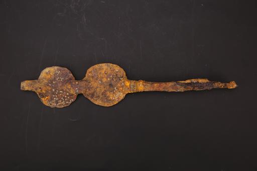 明圆饼状柄铁锥形器