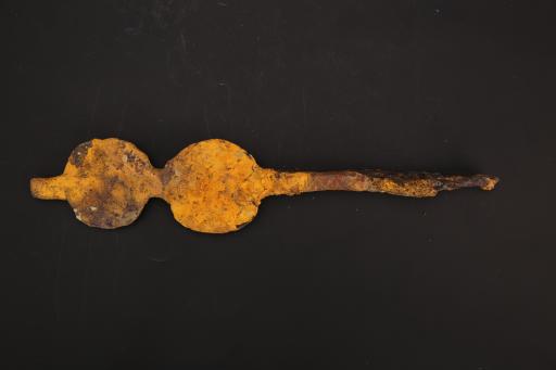 明圆饼状柄铁锥形器