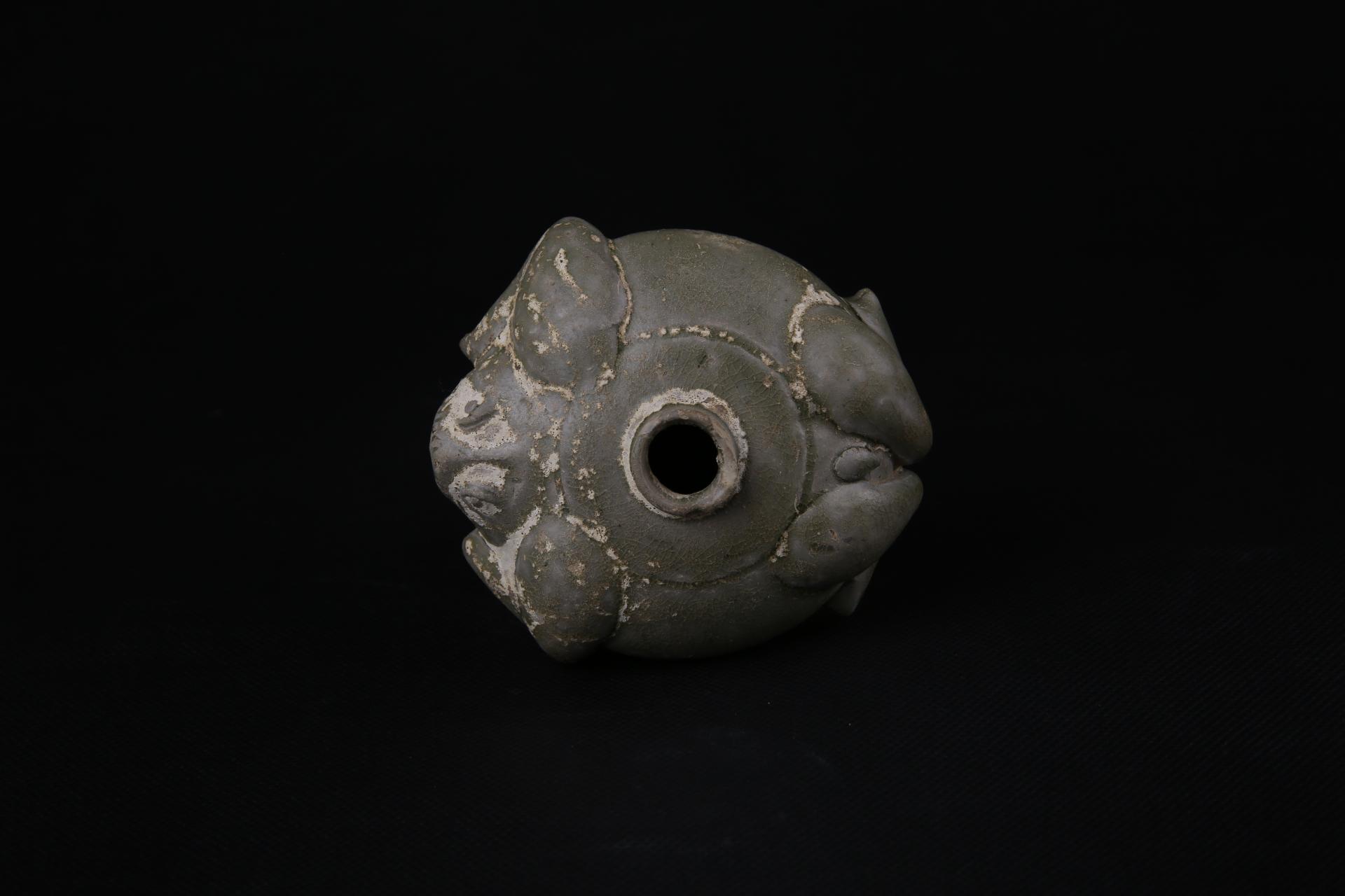 南朝蛙形小口扁圆腹平底青釉瓷水注