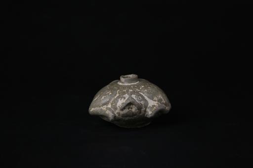 南朝蛙形小口扁圆腹平底青釉瓷水注