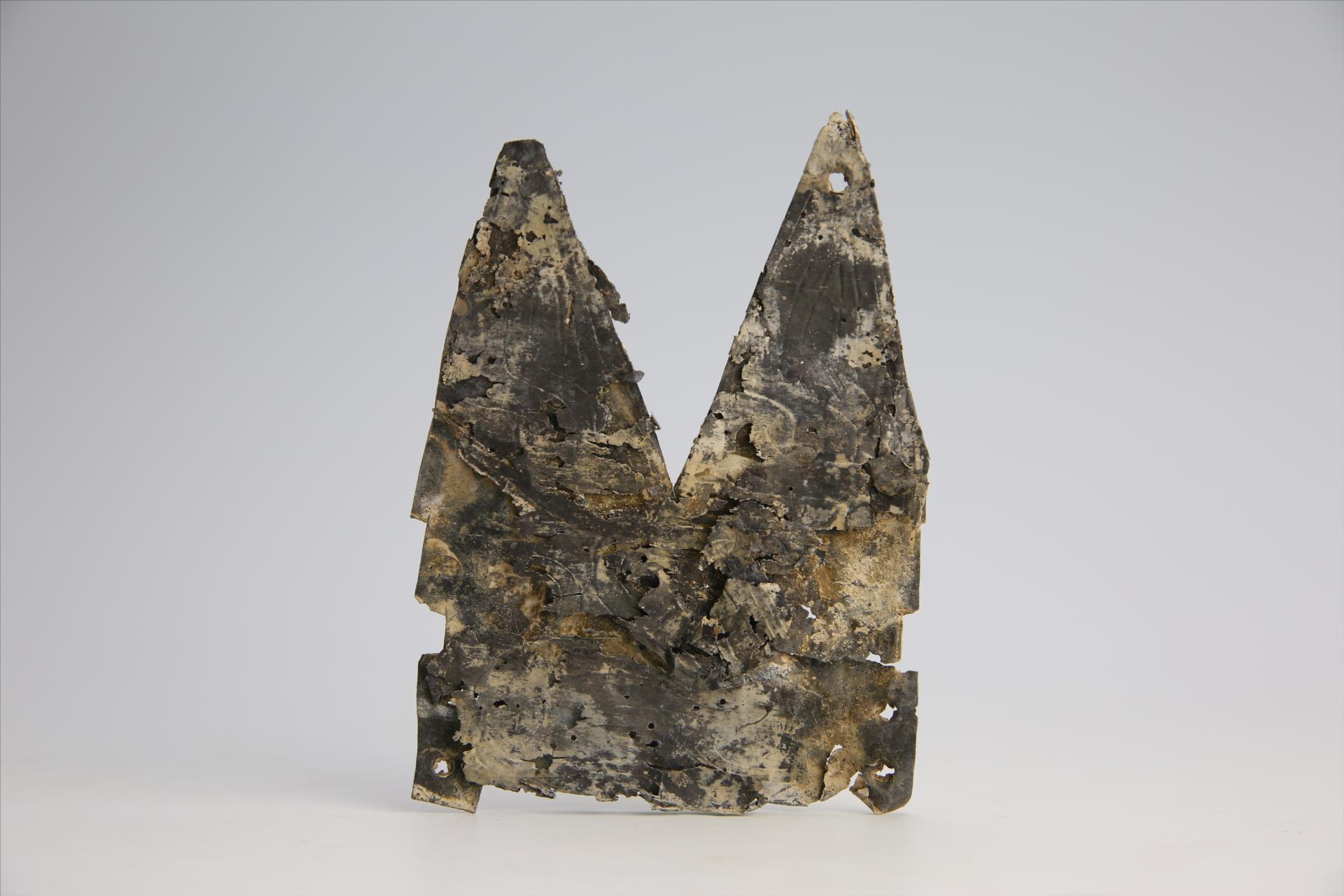 春秋时期曲顶燕尾形包锡箔锡饰片