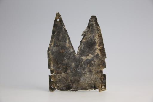 春秋时期曲顶燕尾形包锡箔锡饰片