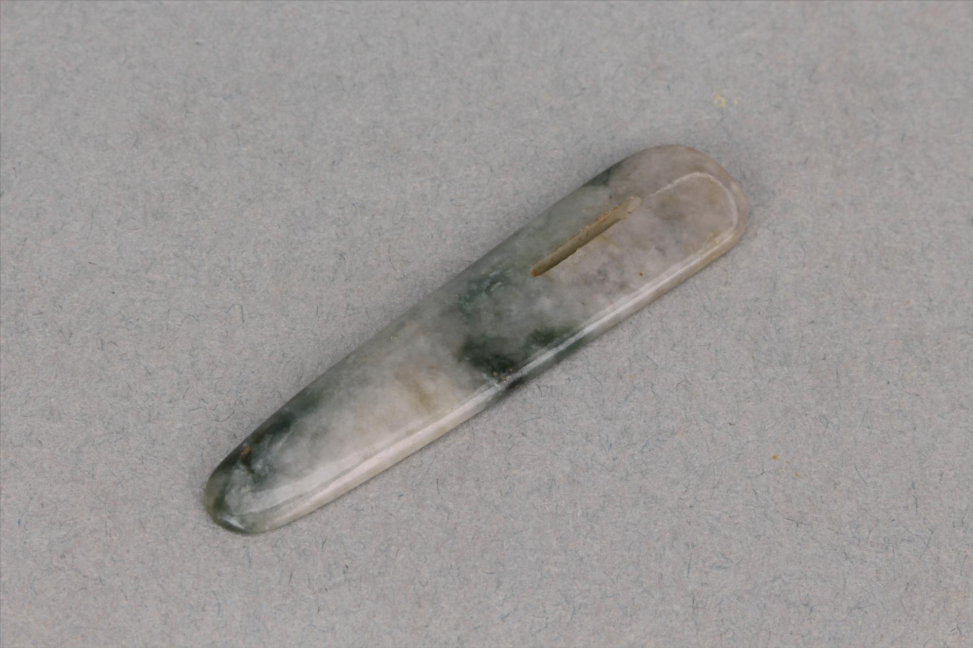 中华民国扁锥形穿孔玉饰件