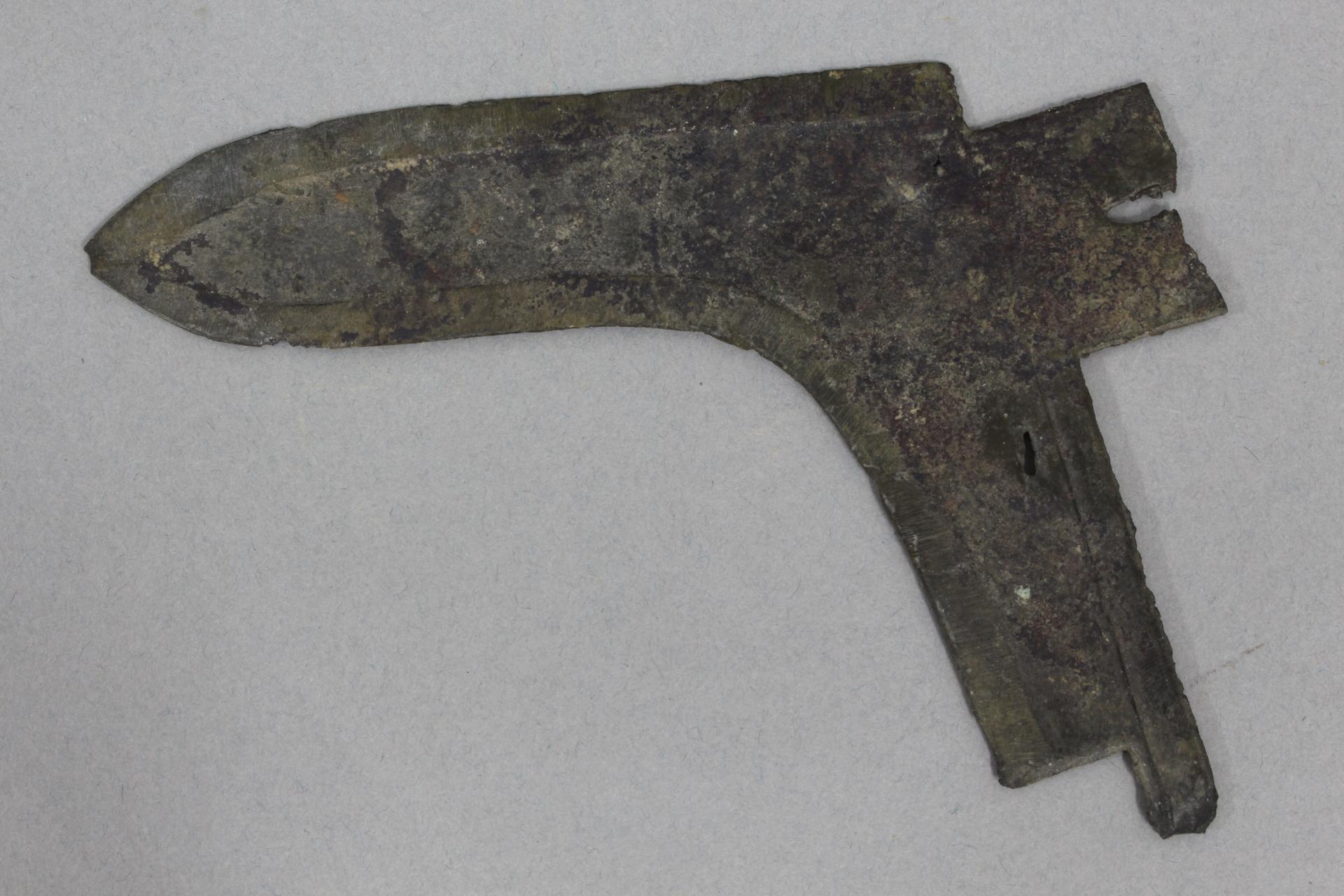 战国时期短胡两穿铜戈（冥器）