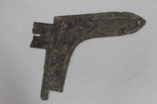 战国时期短胡两穿铜戈（冥器）