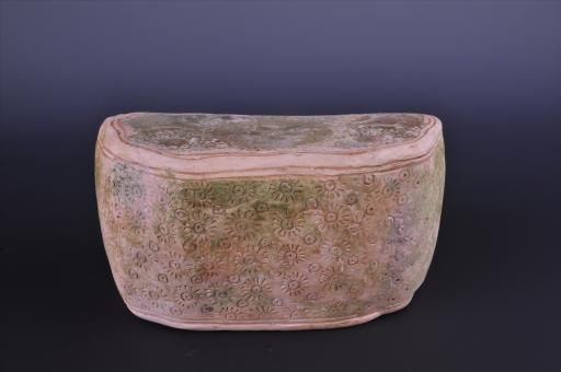 唐梯状刻花酱釉瓷枕（绞胎枕）