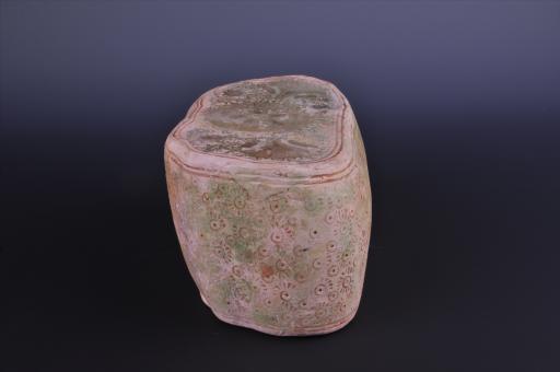 唐梯状刻花酱釉瓷枕（绞胎枕）