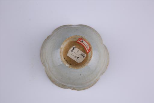 宋莲瓣口高圈足影青釉瓷碗
