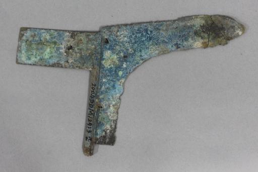 战国时期短胡两穿铜戈（冥器）