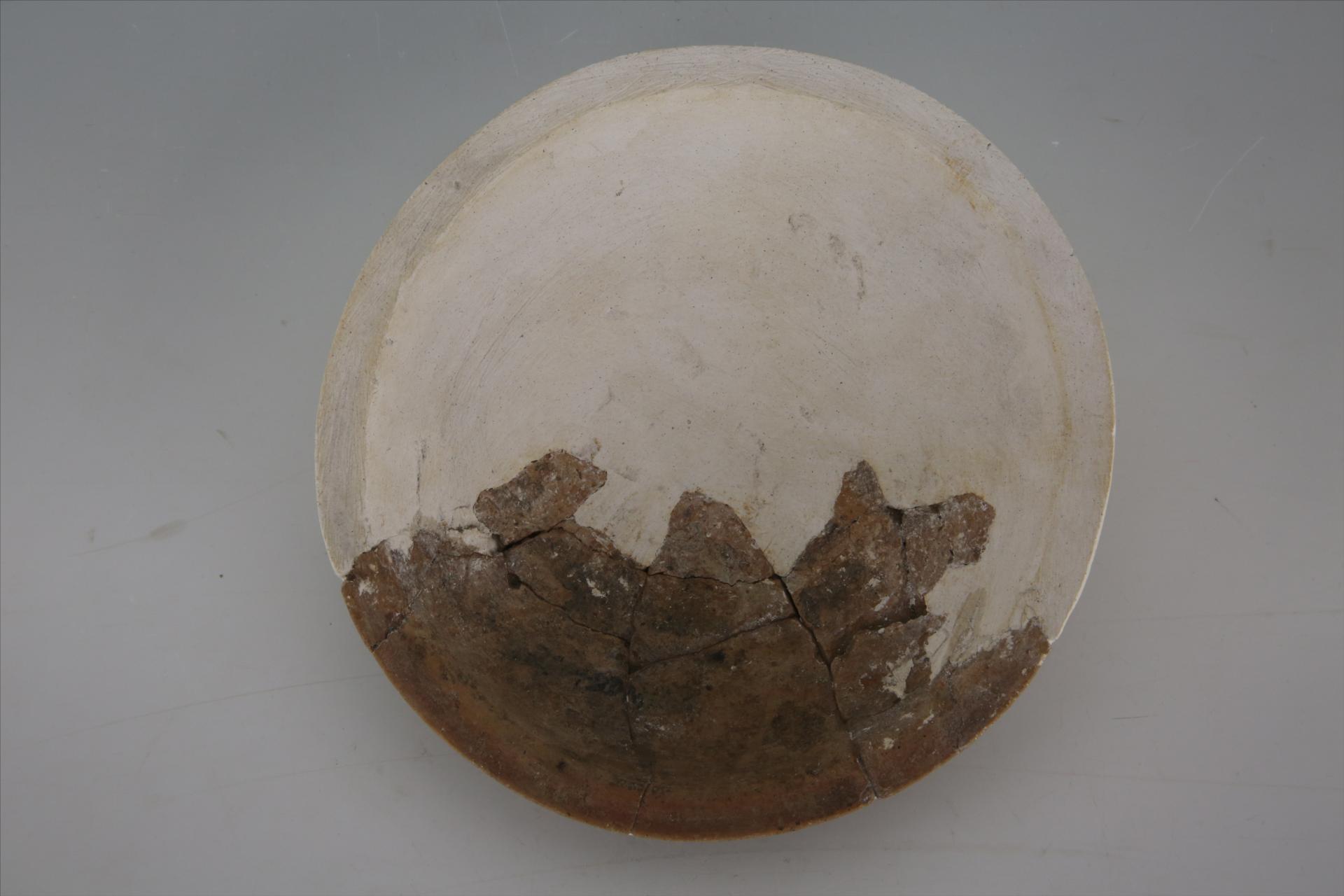 战国时期宽沿浅弧腹泥质灰褐陶盘