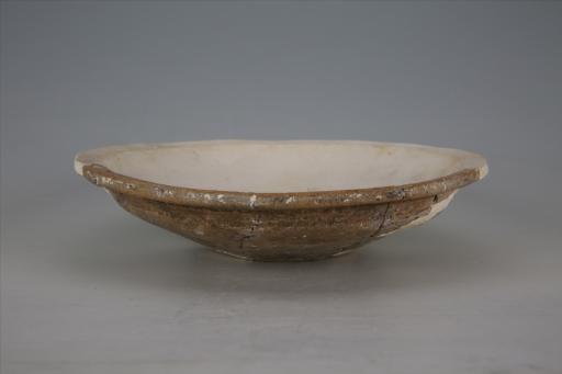 战国时期宽沿浅弧腹泥质灰褐陶盘