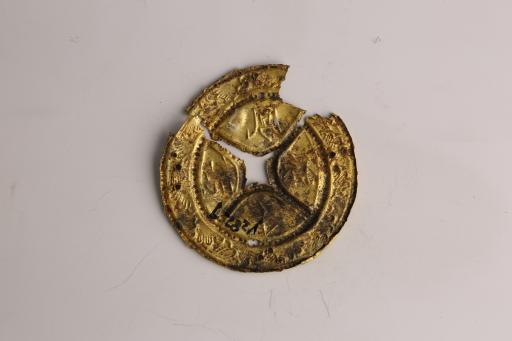 明圆形“凤子龙孙”錾刻十字交叉纹金压胜钱