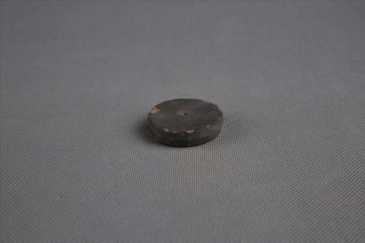 商圆饼形中穿夹砂灰黑陶纺轮