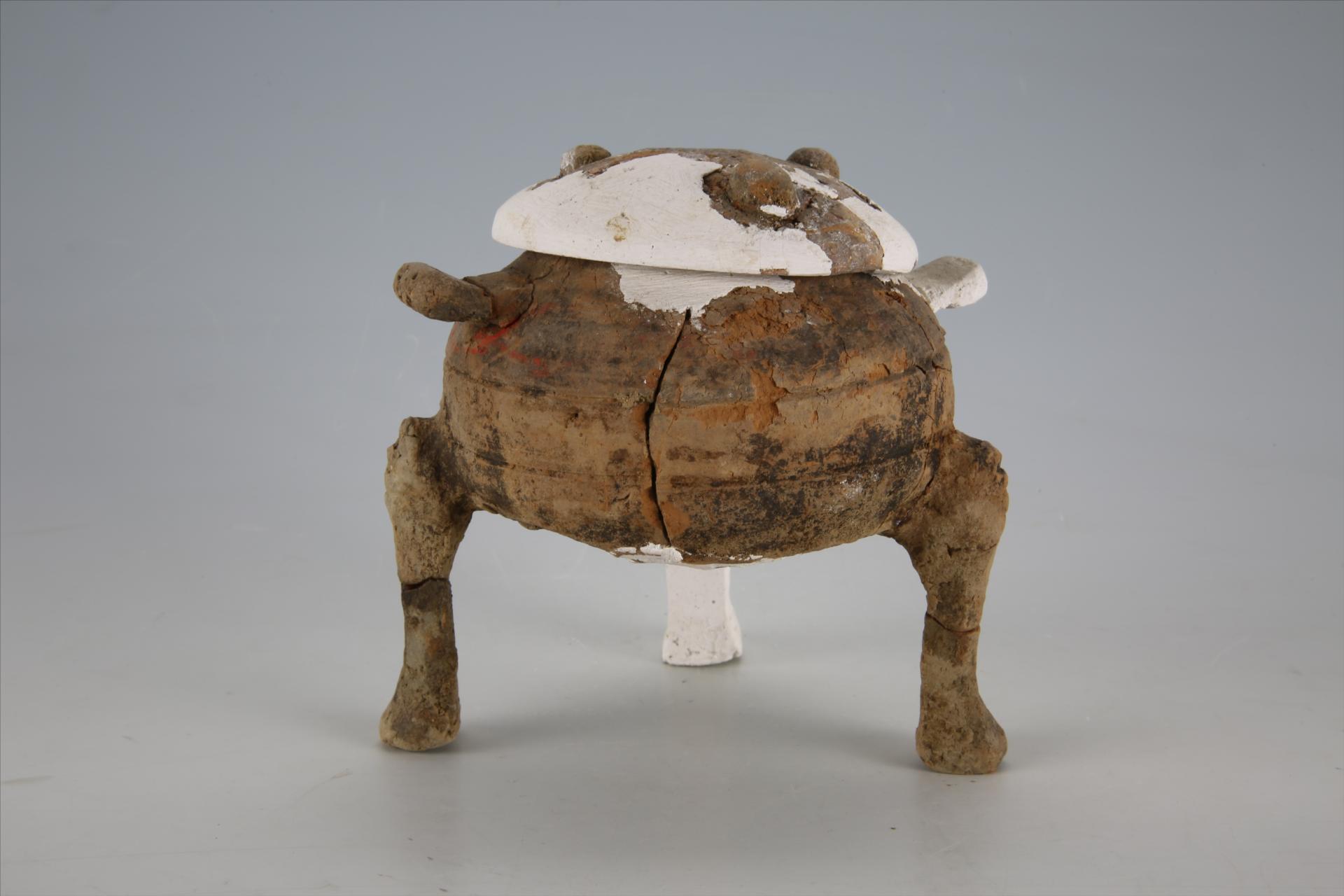 战国时期敛口圜底兽蹄足双耳凸钮弧顶盖菱形彩绘纹泥质褐陶鼎