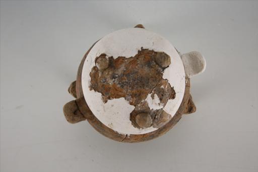 战国时期敛口圜底兽蹄足双耳凸钮弧顶盖菱形彩绘纹泥质褐陶鼎