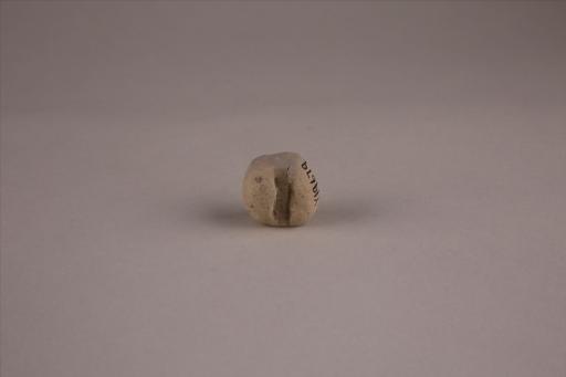 商圆形凹槽夹细砂黄褐陶网坠