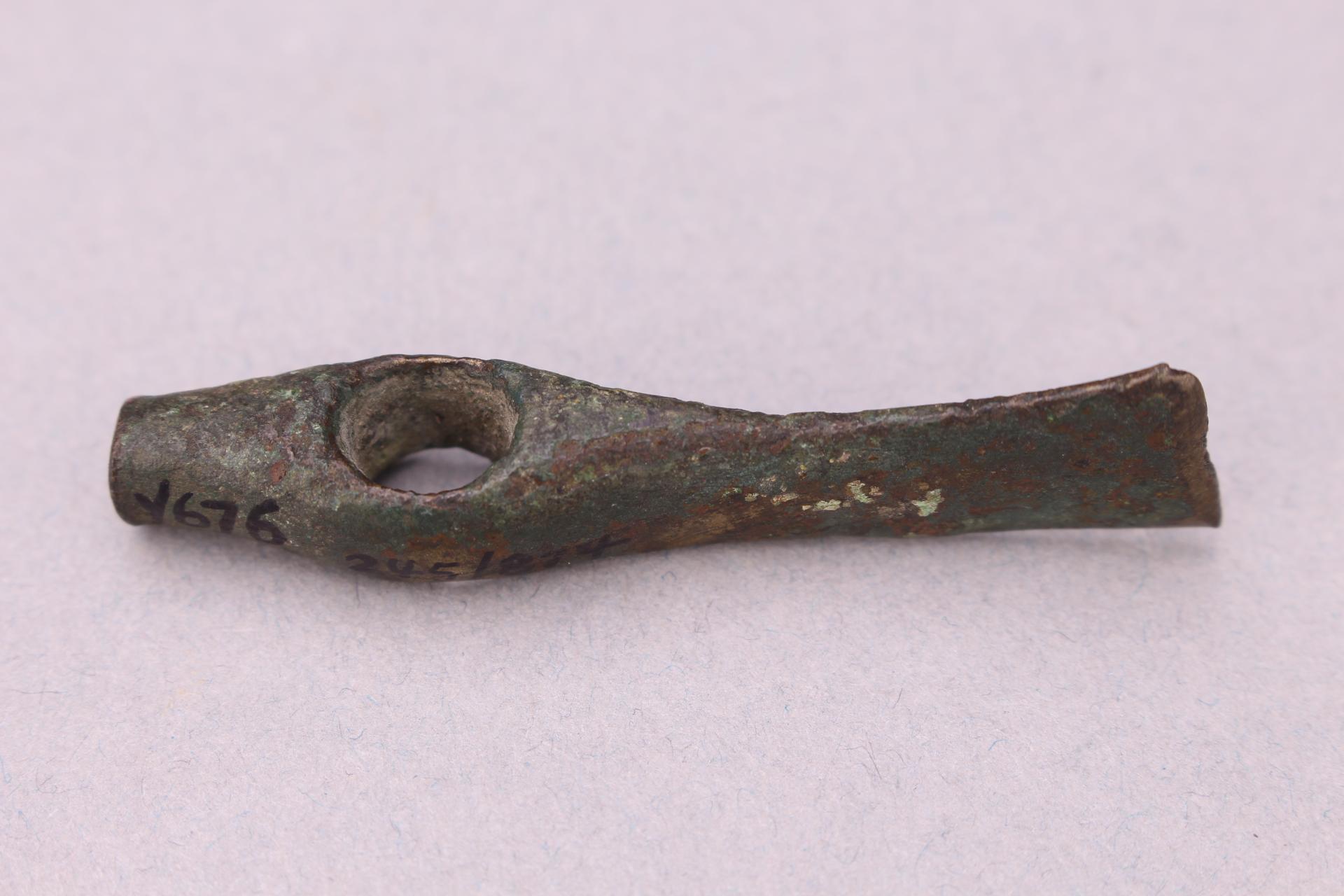 战国时期穿孔花纹铜凿