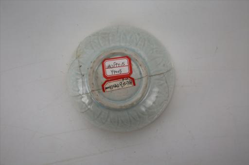 宋侈口斜弧壁矮圈足仰莲纹青釉瓷碗