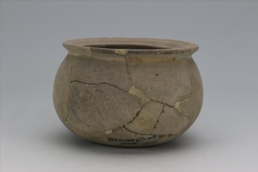 新石器时代大溪文化鼓腹平底灰陶罐