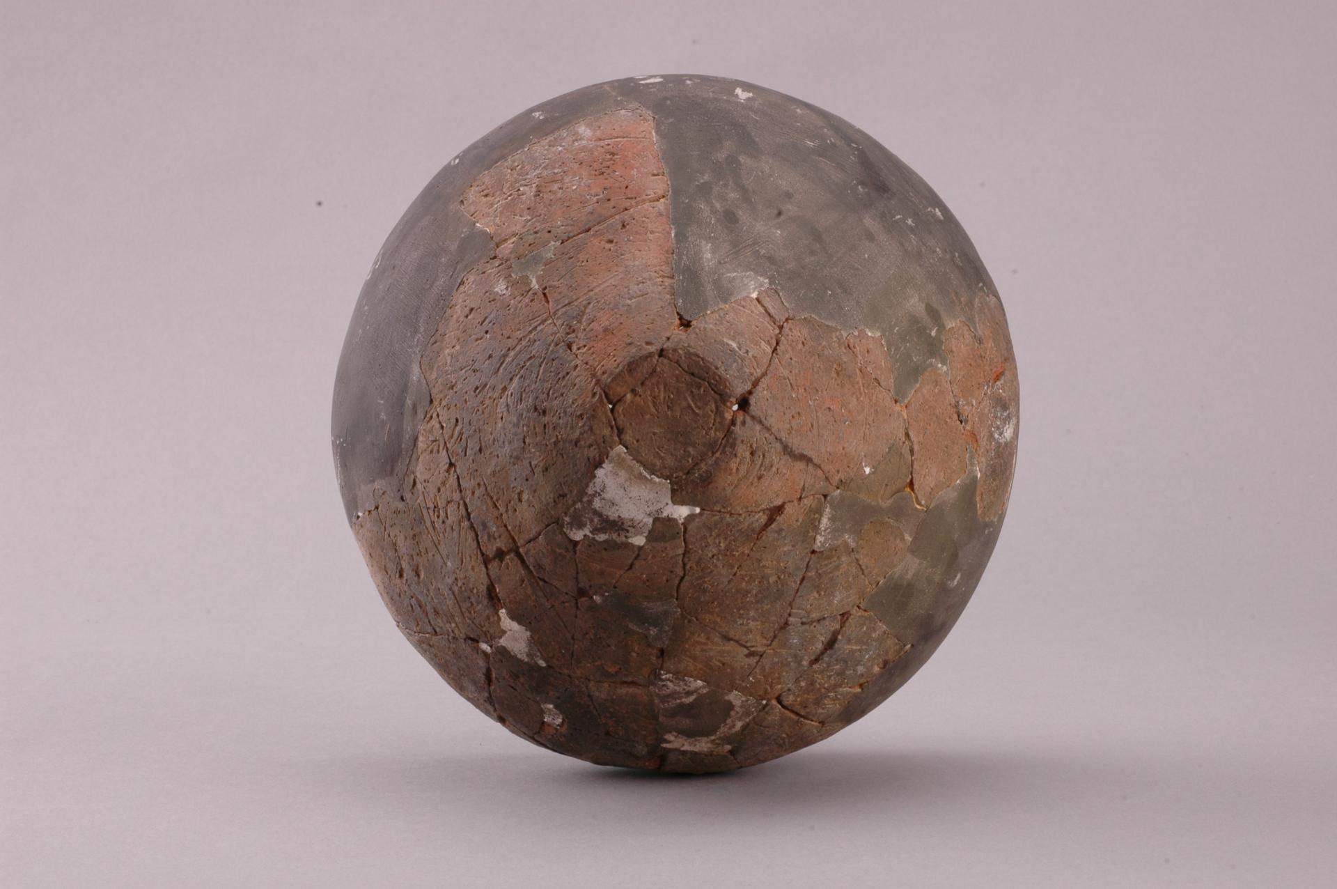 商鼓肩斜腹小平底夹砂红褐陶罐