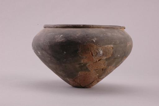 商鼓肩斜腹小平底夹砂红褐陶罐