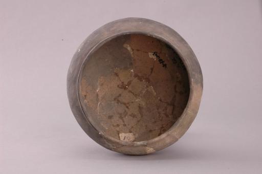 商鼓肩斜腹小平底夹砂红褐陶罐