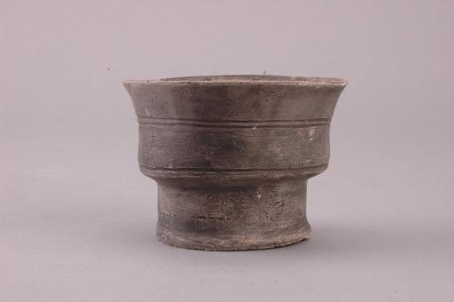 新石器时代屈家岭文化曲腹圈足凹弦纹夹砂褐陶杯