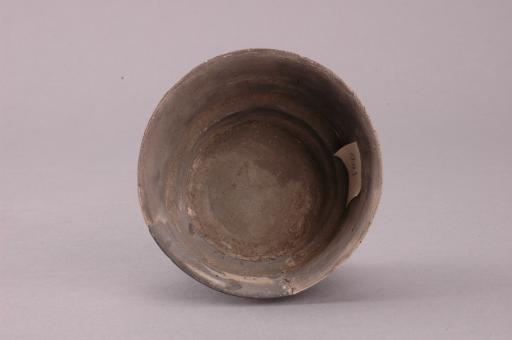 新石器时代屈家岭文化曲腹圈足凹弦纹夹砂褐陶杯