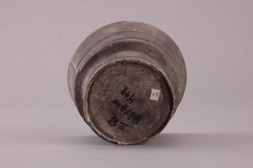 新石器时代屈家岭文化曲腹圈足凹弦纹夹砂褐陶杯