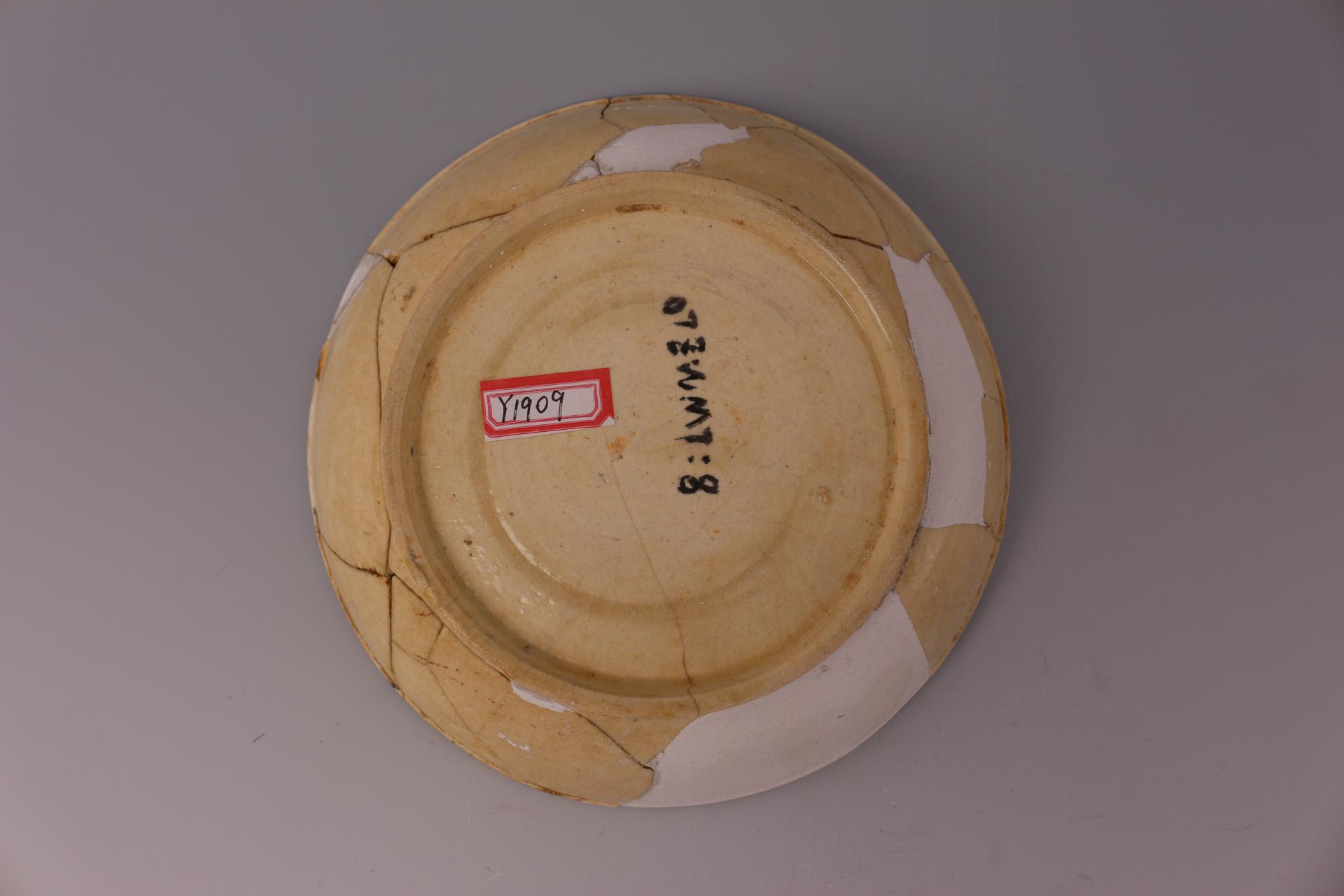 宋敞口浅斜腹开片乳黄釉瓷盘