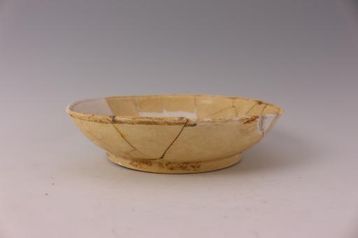 宋敞口浅斜腹开片乳黄釉瓷盘