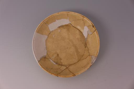 宋敞口浅斜腹开片乳黄釉瓷盘