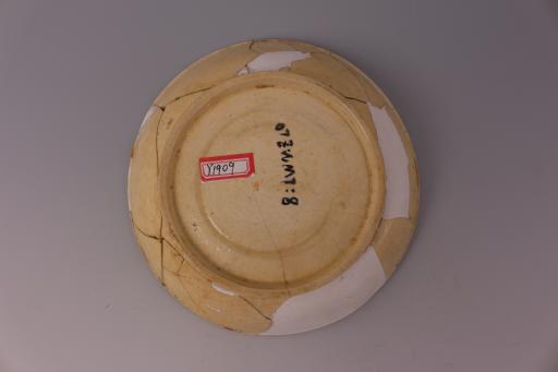 宋敞口浅斜腹开片乳黄釉瓷盘