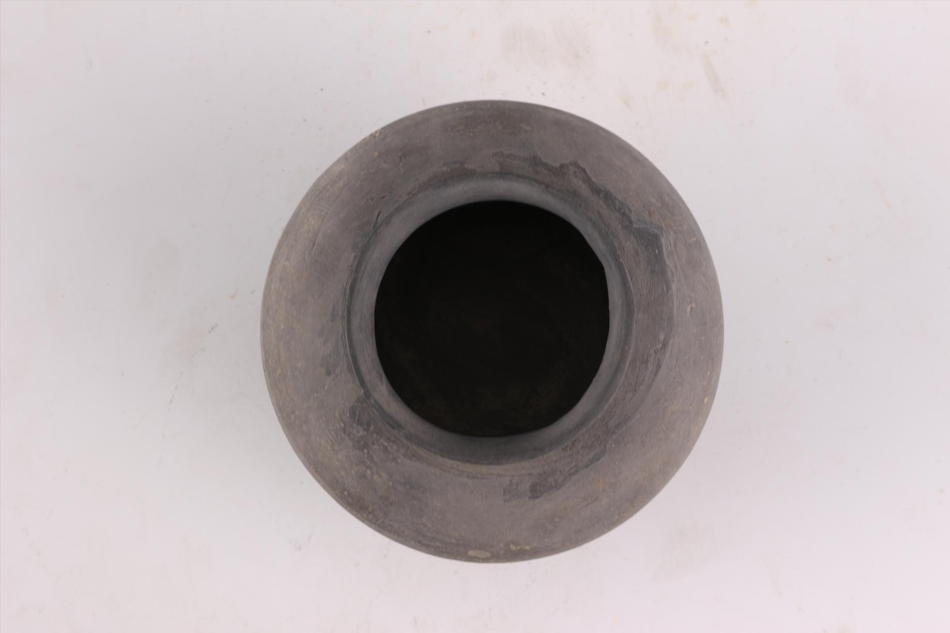 新石器时代屈家岭文化敛口鼓腹圈足细泥黑陶盂形器
