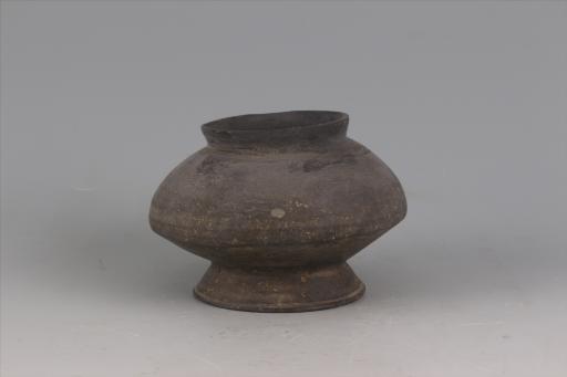 新石器时代屈家岭文化敛口鼓腹圈足细泥黑陶盂形器