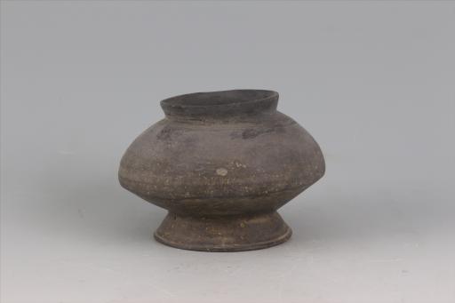 新石器时代屈家岭文化敛口鼓腹圈足细泥黑陶盂形器