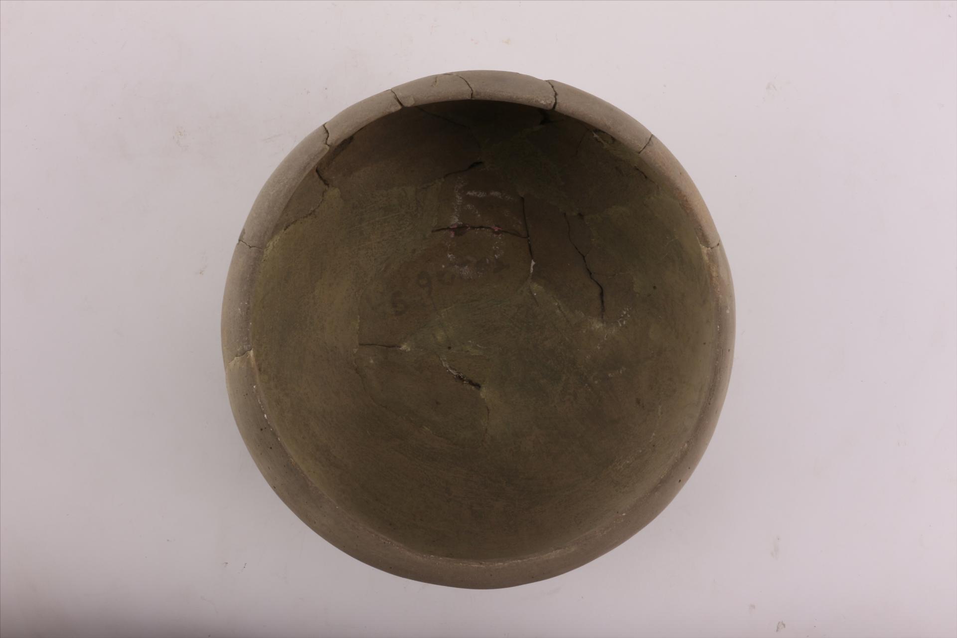 新石器时代屈家岭文化敛口泥质灰黄陶钵