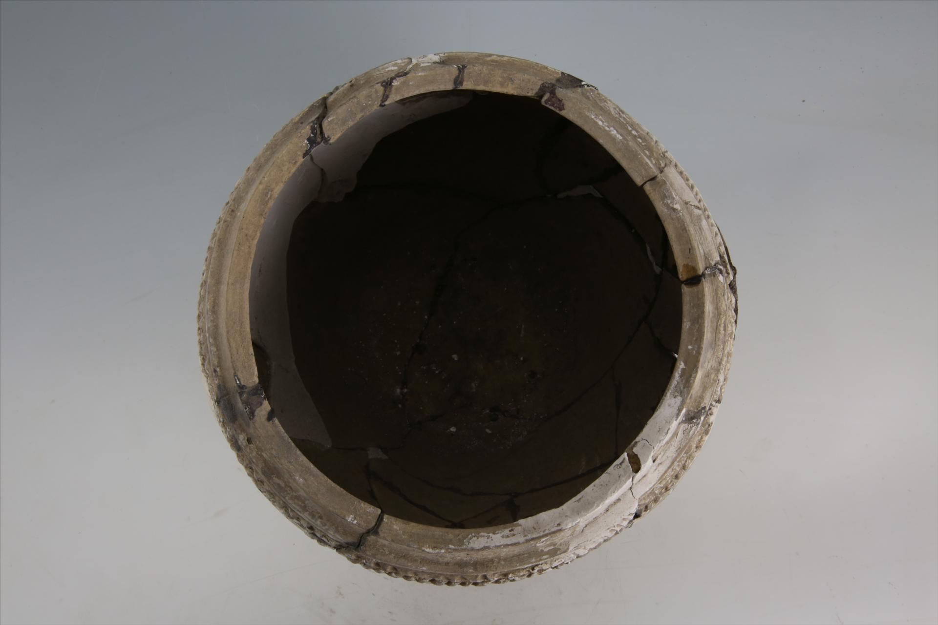 东汉敛口方唇鼓腹平底凸棱绳纹凹弦纹夹砂灰黄陶仓