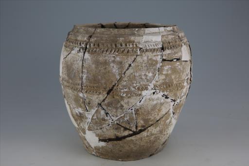 东汉敛口方唇鼓腹平底凸棱绳纹凹弦纹夹砂灰黄陶仓
