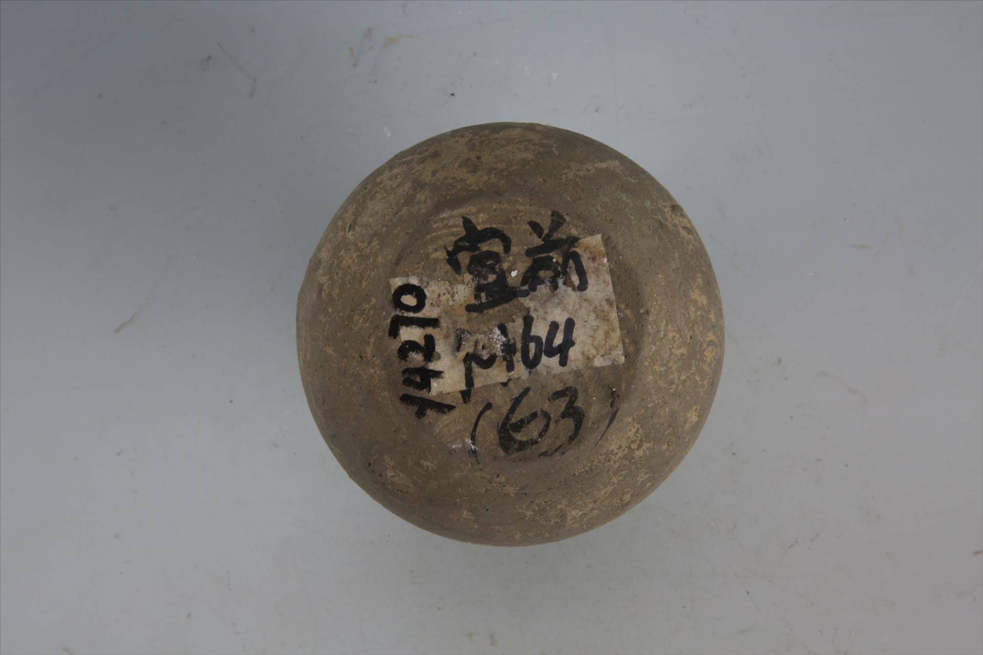 东汉侈口宽沿高领弧肩鼓腹平底夹砂灰陶罐