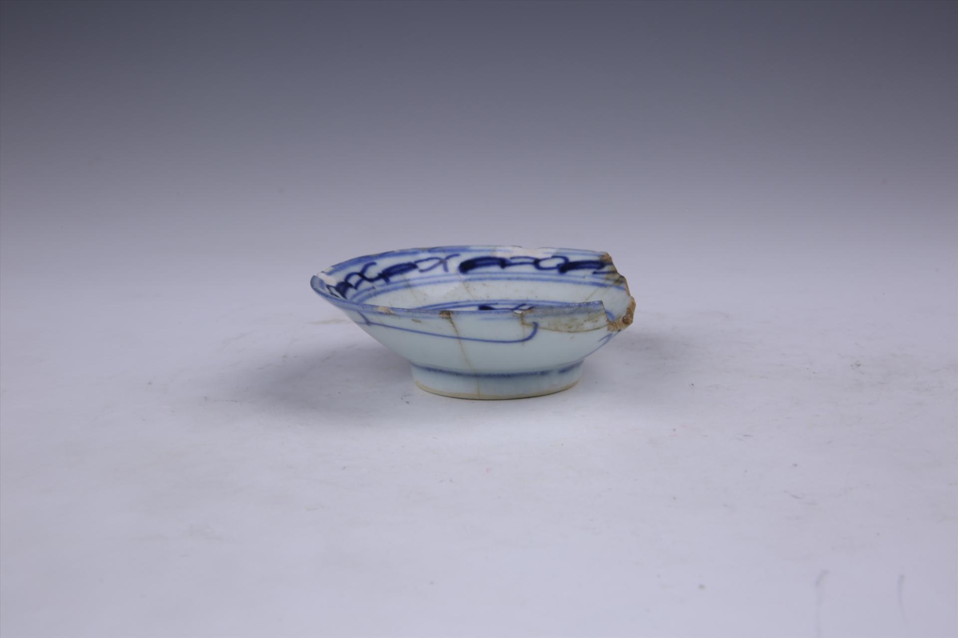 明景德镇窑敞口浅腹圈足青花缠枝花卉纹瓷碟