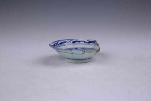 明景德镇窑敞口浅腹圈足青花缠枝花卉纹瓷碟