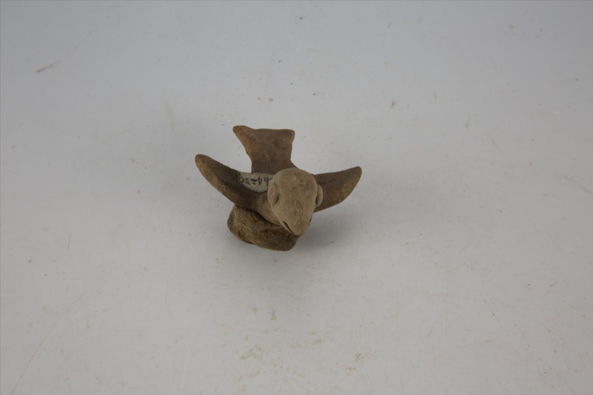 东汉双翼平尾圆形底座夹砂红褐陶鸟俑