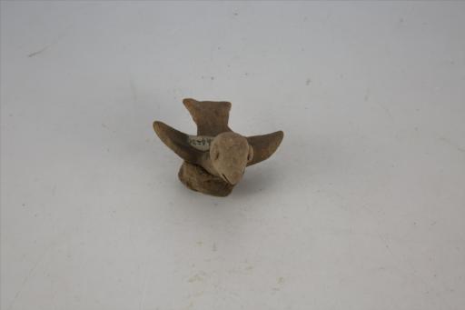 东汉双翼平尾圆形底座夹砂红褐陶鸟俑