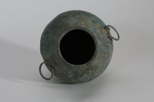 西汉鼓腹圈足饰铺首衔环铜壶
